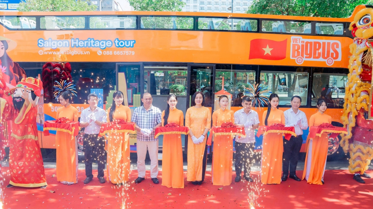 Các đại biểu thực hiện nghi thức cắt băng khai trương tuyến buýt hai tầng thông nóc Sài Gòn – Tân Định.