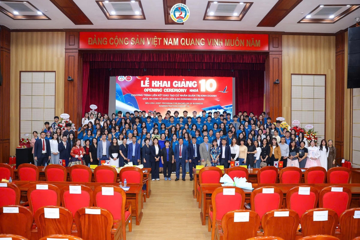 Đại biểu chụp anh kỷ niệm tập thể sau buổi lễ