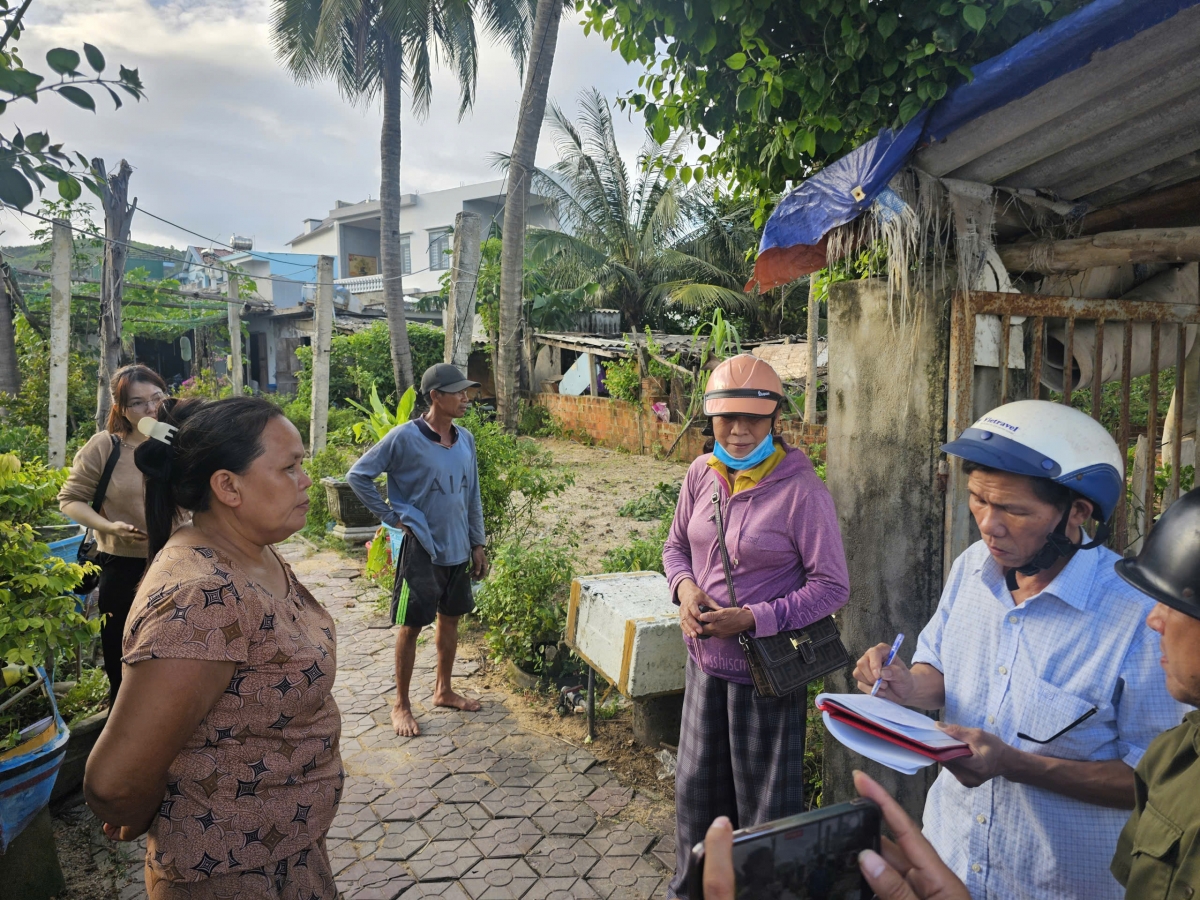 Phường Sa Huỳnh đến từng nhà dân rà soát những trường hợp phải sơ tán tránh bão số 13.