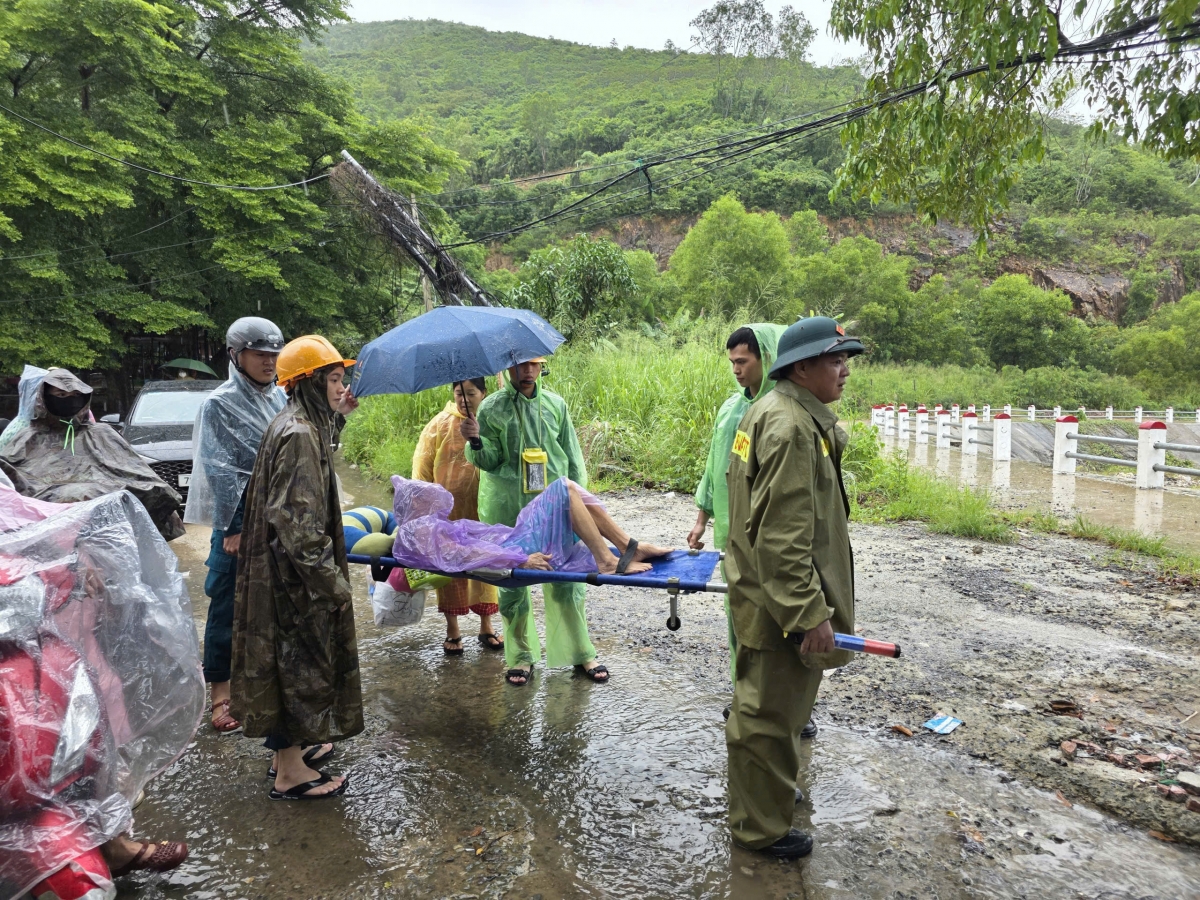 Các lực lượng ở cơ sở chạy đua với thời gian nỗ lực hoàn thành việc sơ tán người dân khỏi khu vực xung yếu.