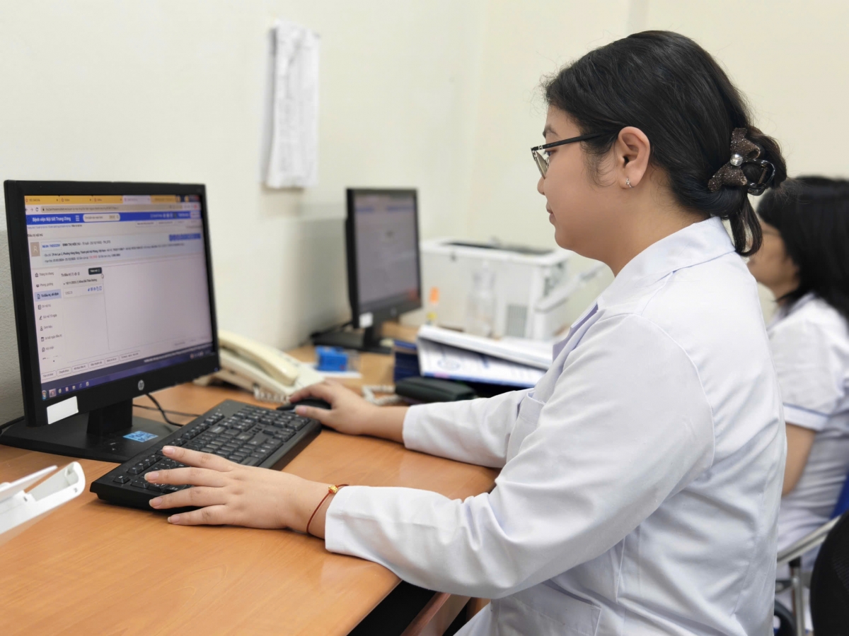 Ths.Bs Phan Diễm Quỳnh nhập thông tin cho người bệnh đái tháo đường đến khám tại BV Nội tiết Trung ương