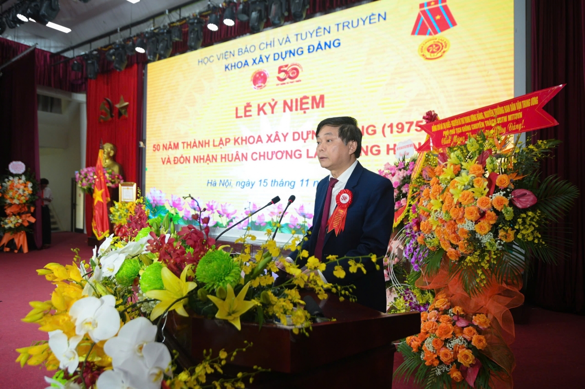 PGS.TS Phạm Minh Sơn, Giám đốc Học viện Báo chí và Tuyên truyền phát biểu tại buổi lễ (Ảnh: Văn Chiến-Đỗ Dũng)