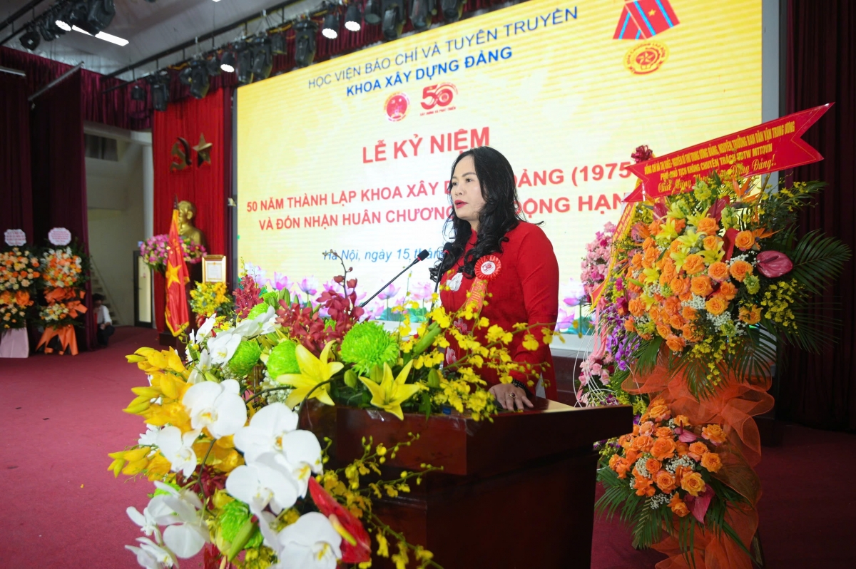 PGS.TS Trần Thị Hương, trưởng khoa Xây dựng Đảng, Học viện Báo chí và Tuyên truyền phát biểu tại buổi lễ (Ảnh: Văn Chiến-Đỗ Dũng)