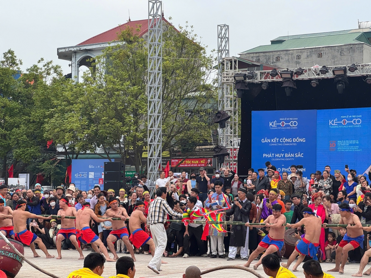 Nhiều nghi lễ, trò chơi kéo co đa dạng ở các tỉnh thành được trình diễn tại chương trình