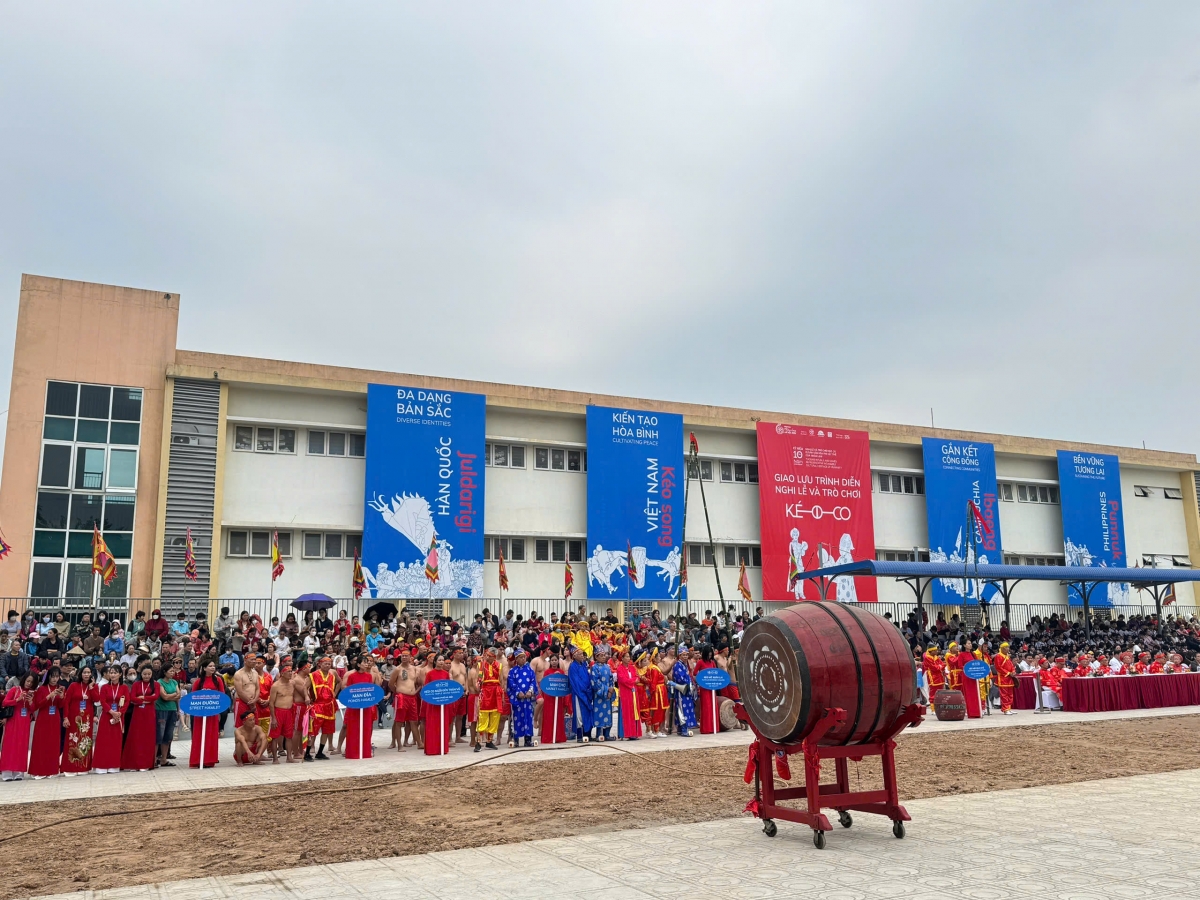 Các đội tham gia trình diễn kéo co