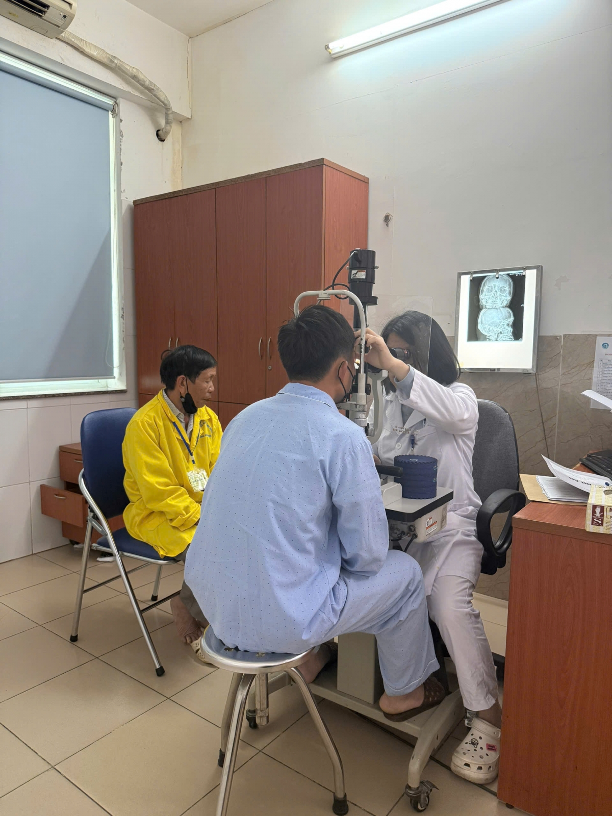 Bác sĩ Bệnh viện Mắt Trung ương khuyến cáo người dân ngay sau khi bị các chấn thương mắt, cần đi khám sớm.