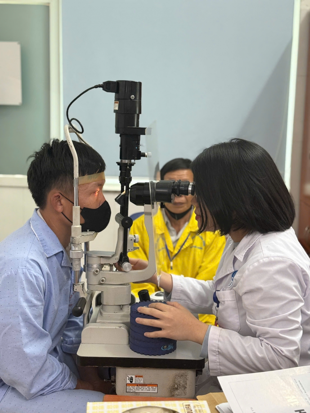 Bác sỹ Bệnh viện MắtTrung ương khám cho bệnh nhân chấn thương mắt