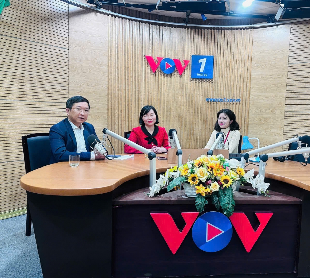 Hai khách mời (từ trái sang) và BTV chương trình