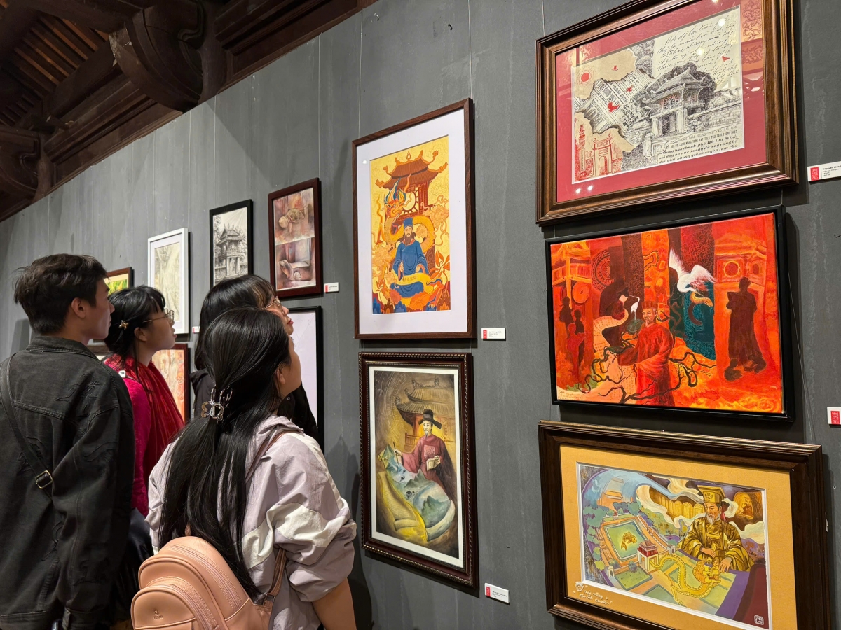 Du khách thưỡng lãm các tác phẩm chung kết trưng bày tại triển lãm