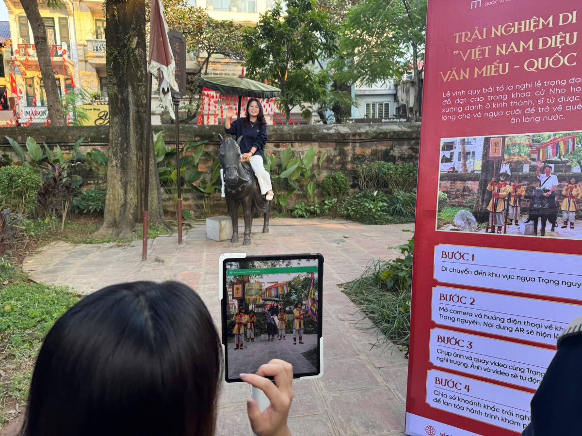 Du khách được trải nghiệm công nghệ thực tế ảo tăng cường tại lễ ra mắt