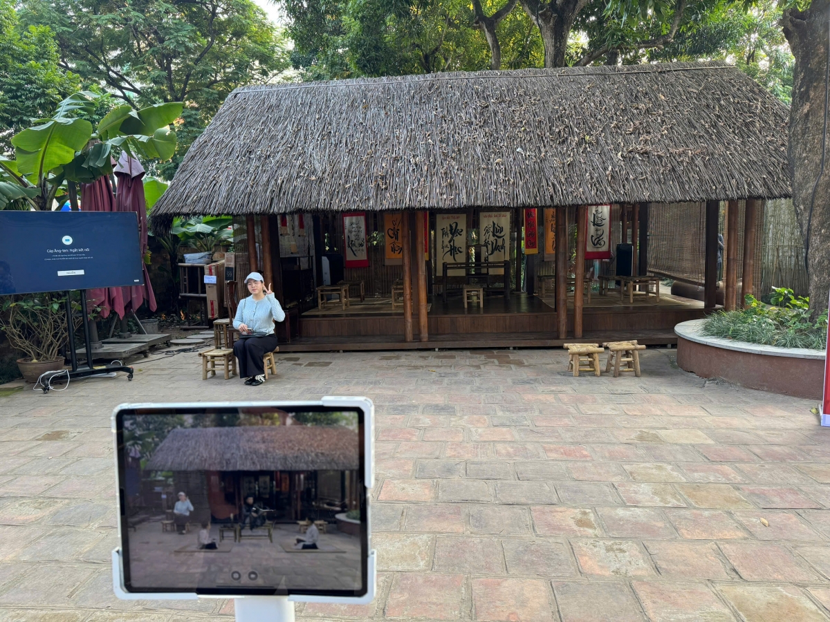 Các bạn trẻ thích thú khi trải nghiệm không gian lớp học trường làng thông qua ứng dụng