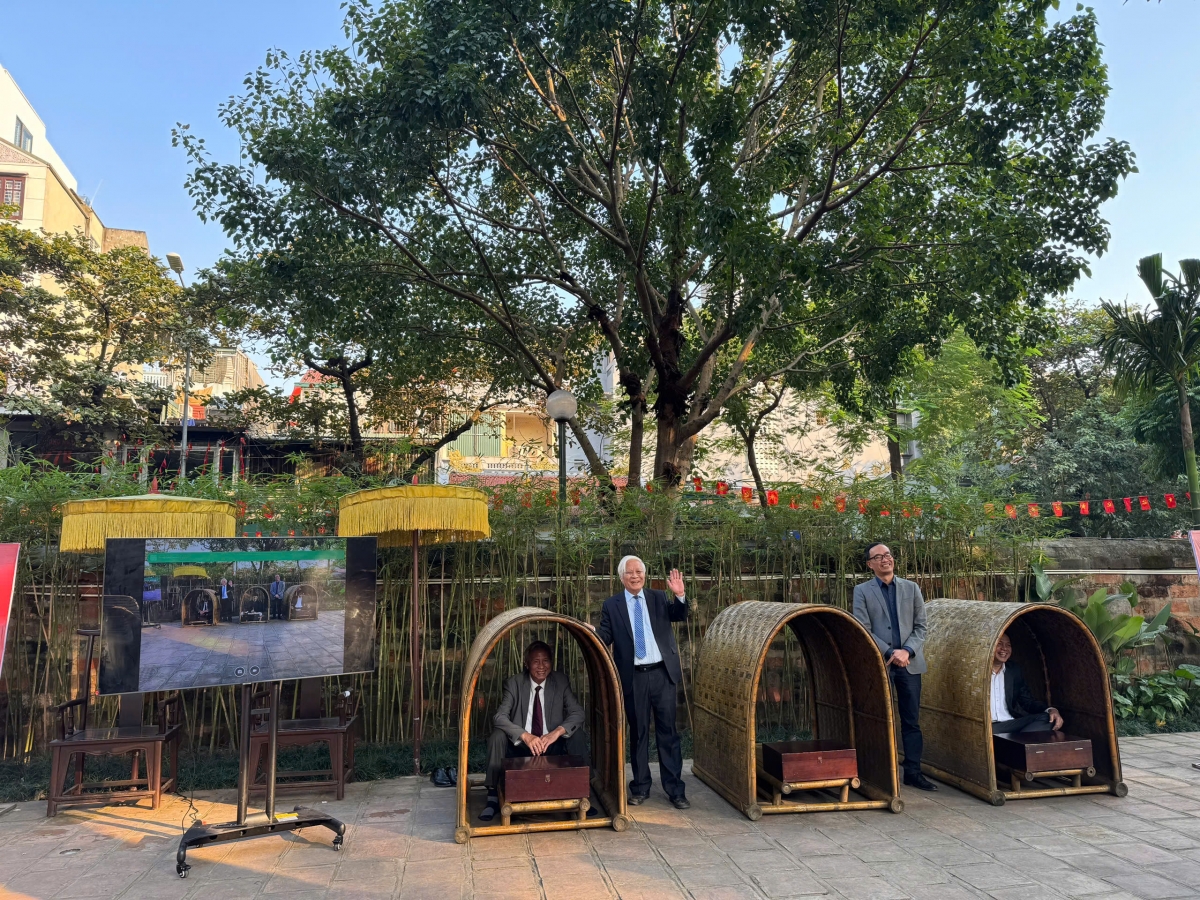 Các đại biểu và khách mời tham gia trải nghiệm dự án "Việt Nam Diệu Sử"
​​​​​​