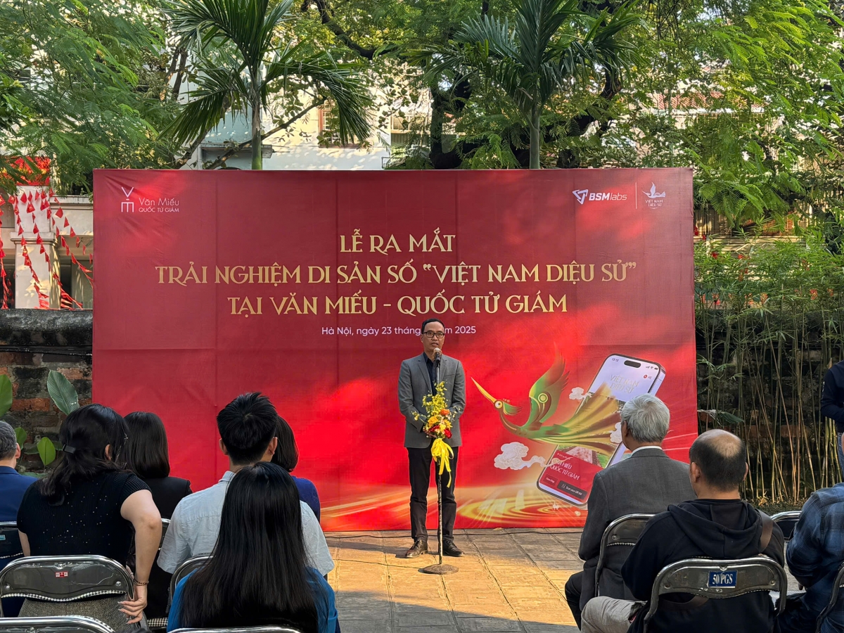 Ông Trương Quốc Toàn, cố vấn dự án “Việt Nam Diệu sử” thông tin về các phiên bản nâng cấp sắp tới sẽ ứng dụng tại Văn Miếu.