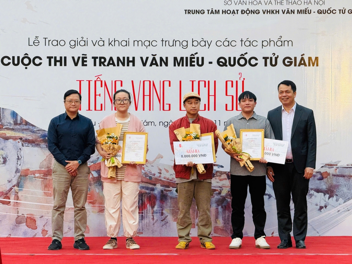 Các thí sinh đạt giải ba cuộc thi vẽ tranh “Tiếng vang lịch sử” năm 2025