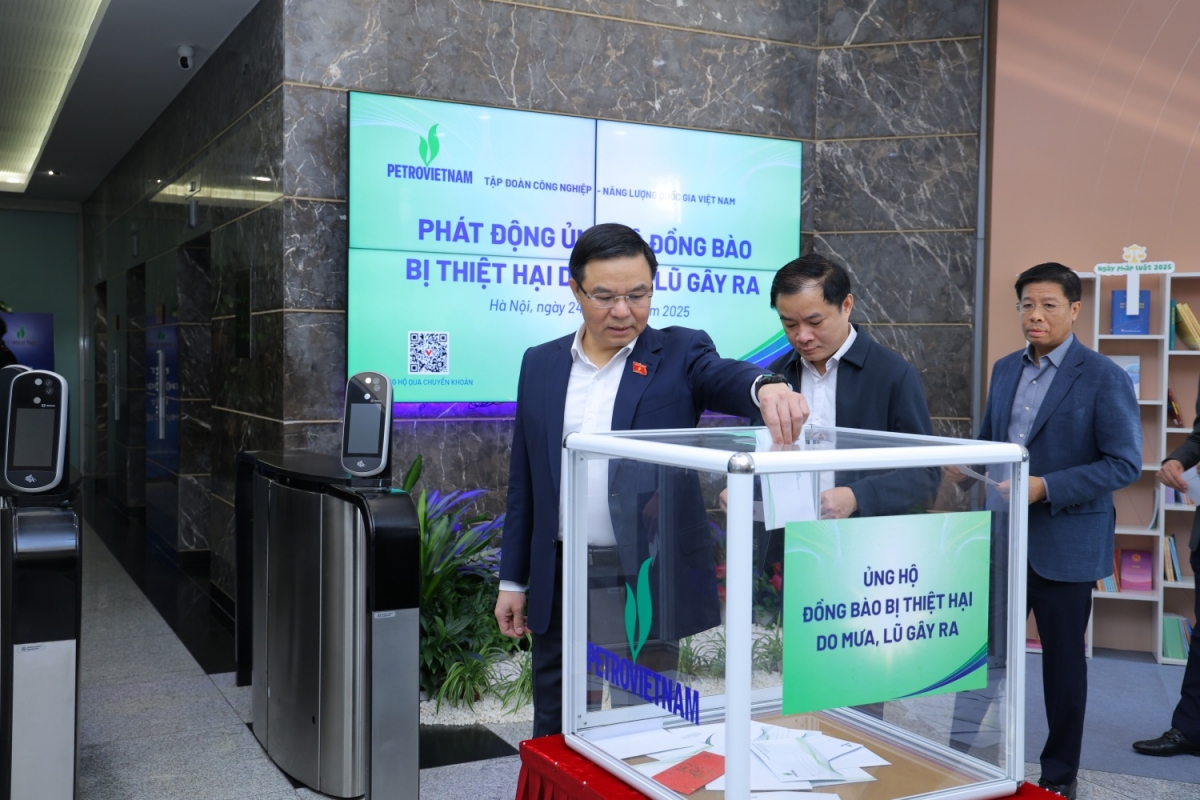 Chủ tịch HĐTV Petrovietnam Lê Mạnh Hùng (đi đầu), TGĐ Lê Ngọc Sơn (giữa) ủng hộ đồng bào vùng lũ lụt tại lễ phát động sáng 24/11/2025