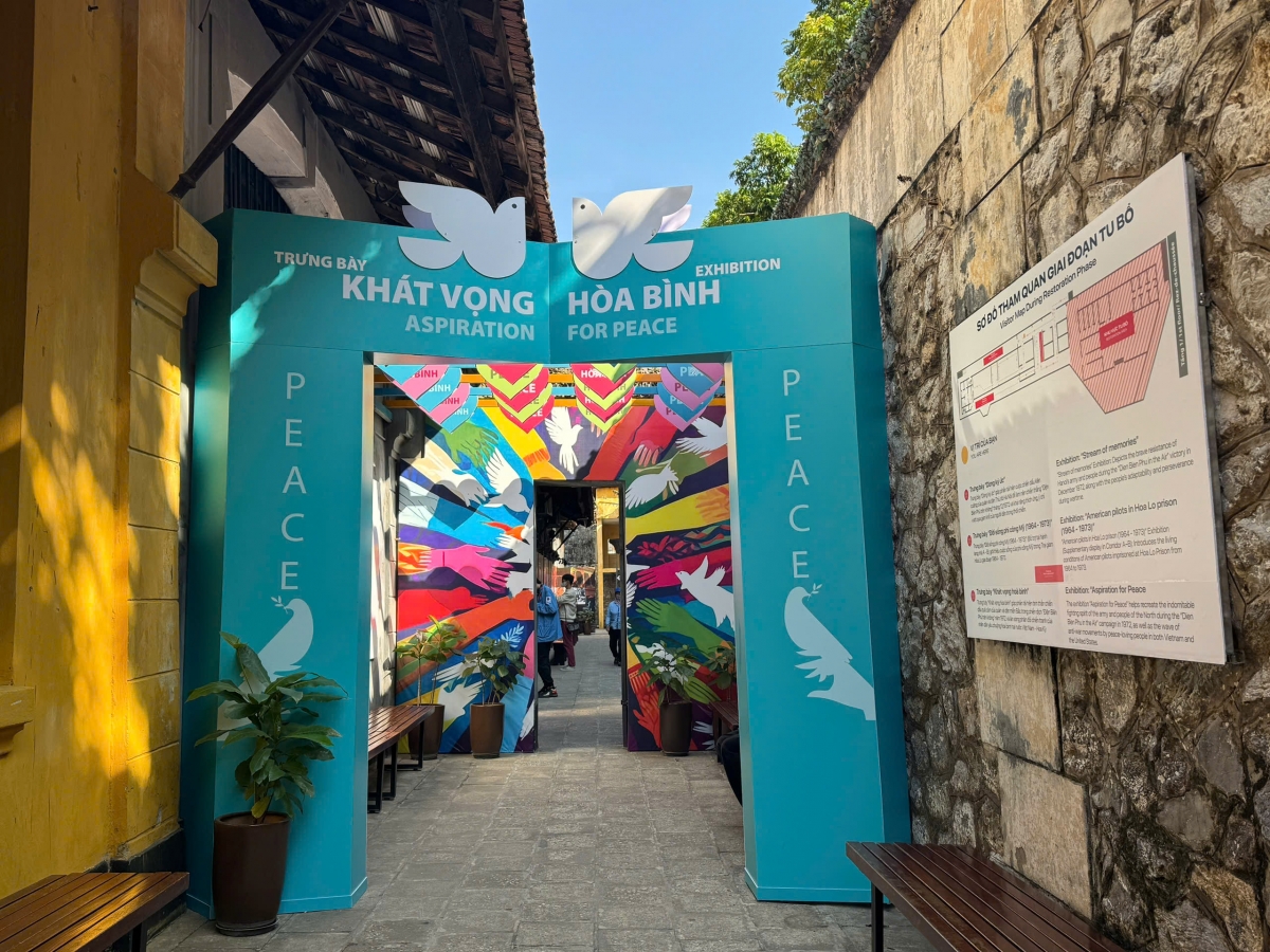 Trưng bày đưa người xem qua ba nội dung: Ký ức rực lửa; Làn sóng phản chiến; Vì một bầu trời xanh