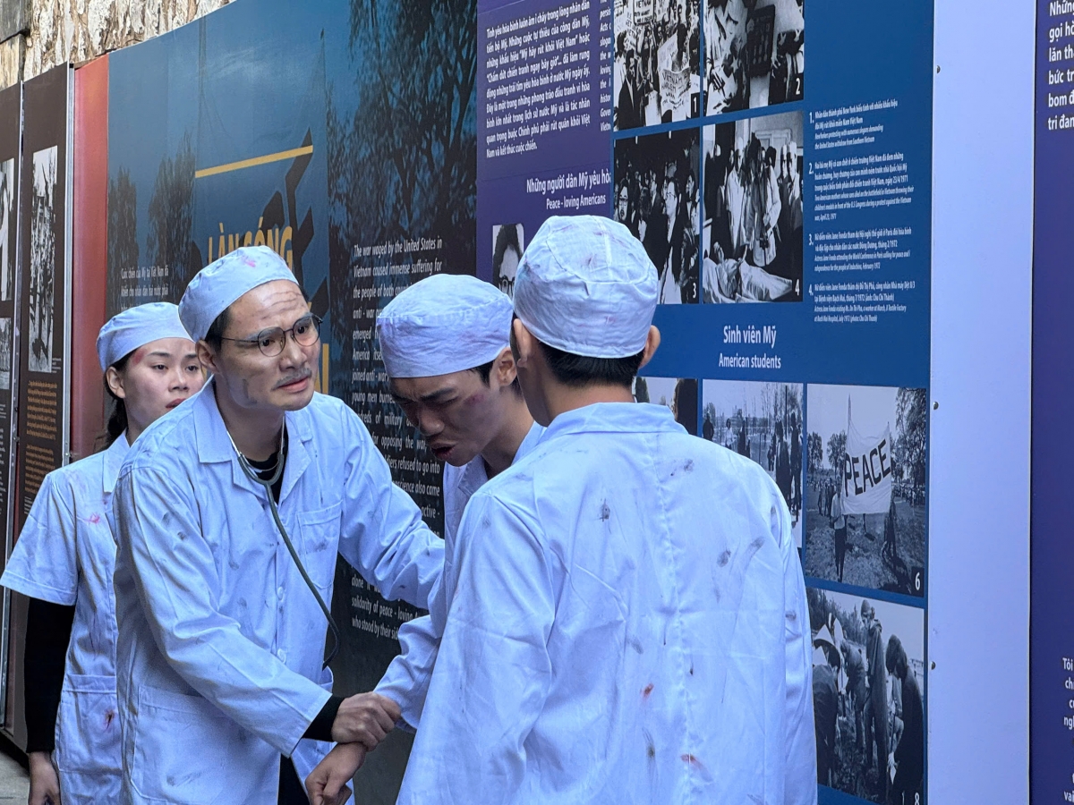 Hoạt cảnh tái hiện nỗ lực của các y, bác sỹ Bệnh viện Bạch Mai khi khắc phục hậu quả tàn khốc sau trận ném bom