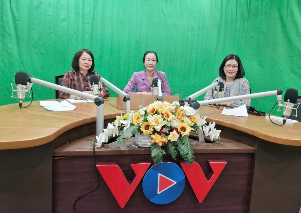 Từ trái qua: TS.BS Nguyễn Thị Bích Thảo, PGS.TS Phạm Thanh Bình và BTV chương trình