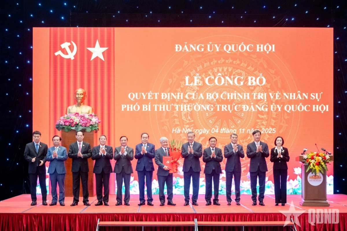 Tổng Bí thư Tô Lâm, Chủ tịch Quốc hội Trần Thanh Mẫn và các đồng chí lãnh đạo Đảng, Nhà nước chúc mừng đồng chí Đỗ Văn Chiến.