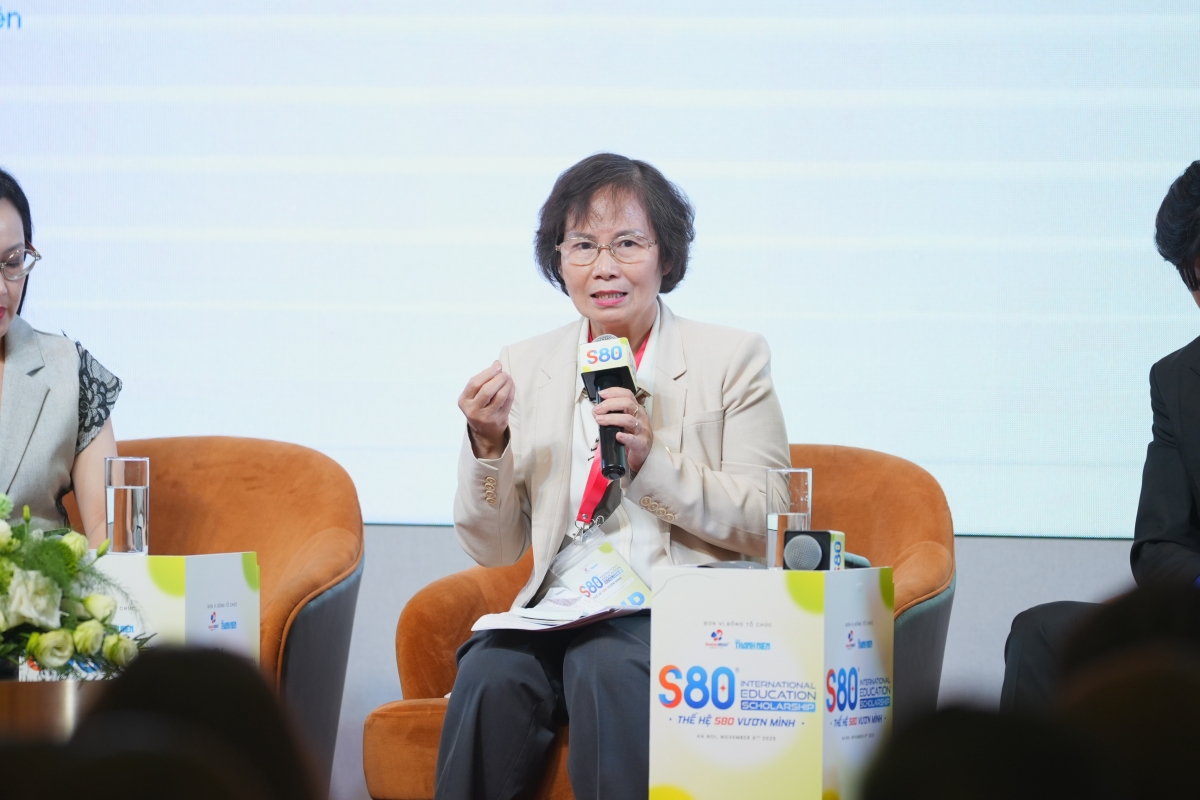 Bà Nguyễn Thuý Hồng, nguyên Phó Cục trưởng Cục Nhà giáo (Bộ Giáo dục và Đào tạo) chia sẻ về vai trò của tiếng Anh trong kỷ nguyên vươn mình