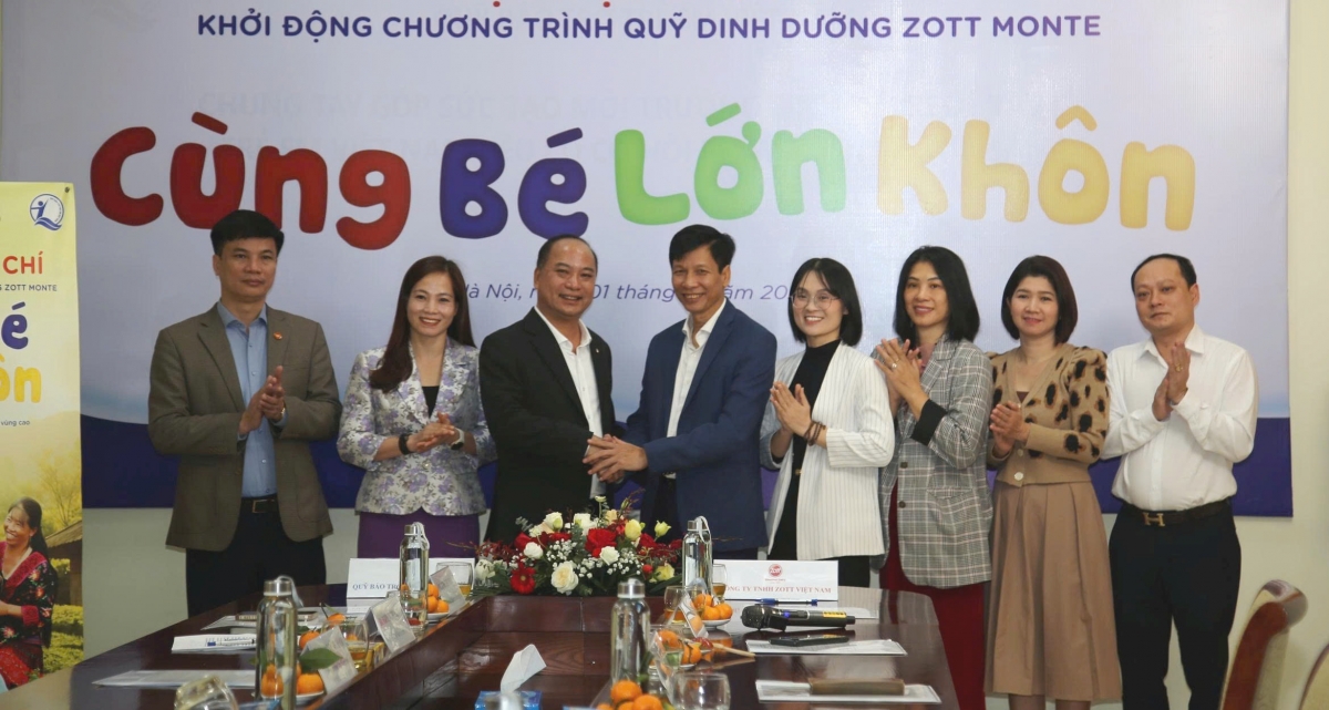 Các đại biểu chụp ảnh lưu niệm