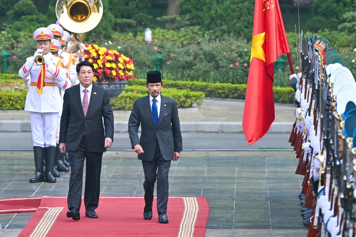 Chủ tịch nước Lương Cường và Quốc vương Haji Hassanal Bolkiah duyệt đội danh dự