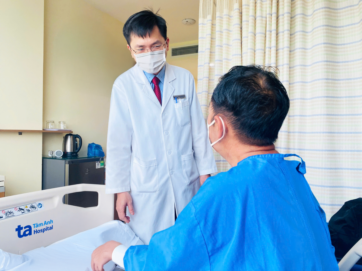 BS.CKI Phan Huỳnh Tiến Đạt, khoa Tiết niệu, Trung tâm Tiết niệu - Thận học - Nam khoa, Bệnh viện Đa khoa Tâm Anh TP.HCM đến thăm ông Hiền (61 tuổi) sau ca phẫu thuật nội soi cắt thận trái triệt căn ung thư