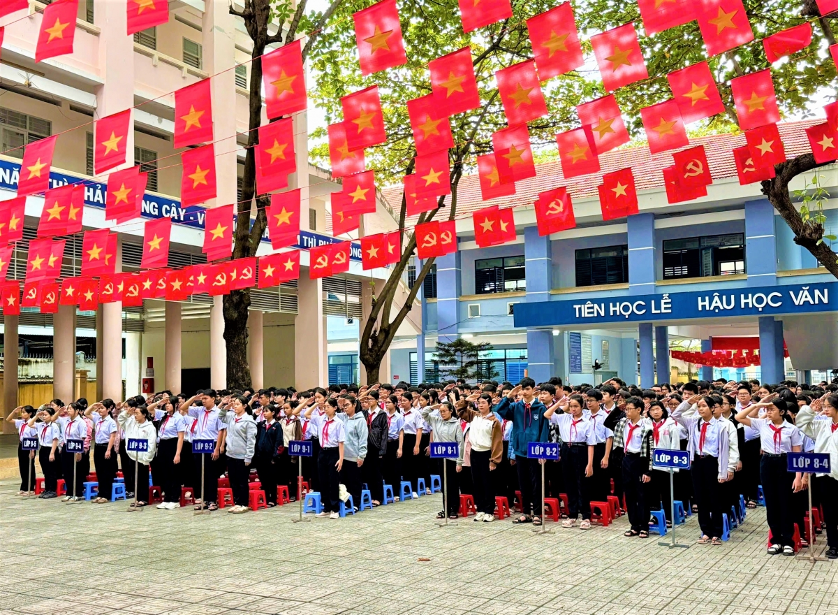 Lễ chào cờ trước khi vào buổi tuyên tryền tại Trường THCS Trần Nhật Duật.