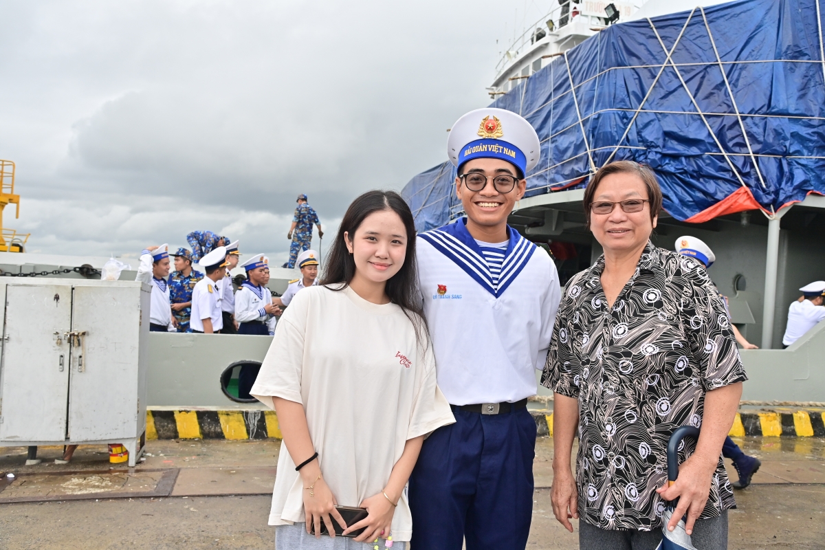  Trung sĩ Đỗ Thanh Sang, chiến sĩ Nhà giàn DK1/17 bên mẹ và bạn gái trước khi lên tàu đi  thực hiện nhiệm vụ