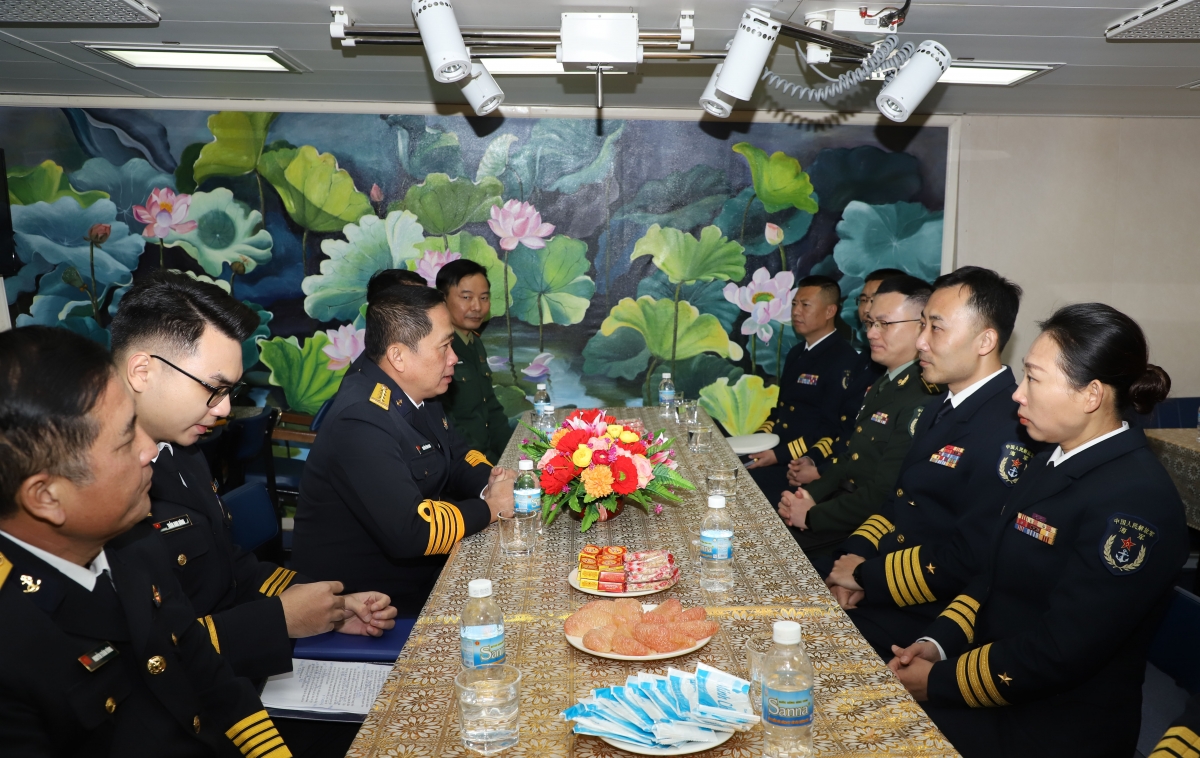 Đại diện Bộ Tham mưu Hạm đội Bắc Hải và sĩ quan Hải quân Trung Quốc lên thăm Tàu 015