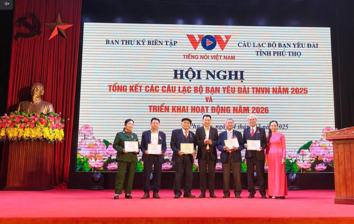 Các Hội viên tiêu biểu nhận Kỷ niệm chương "Vì sự nghiệp phát thanh"
của Đài TNVN
(Ảnh: Quang Thành)