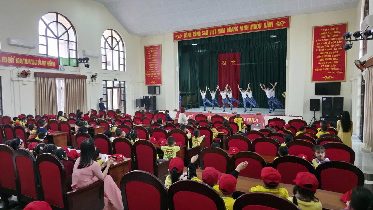 180 giáo viên và học sinh giao lưu, tìm hiểu truyền thống tại hội trường Hải đội 102