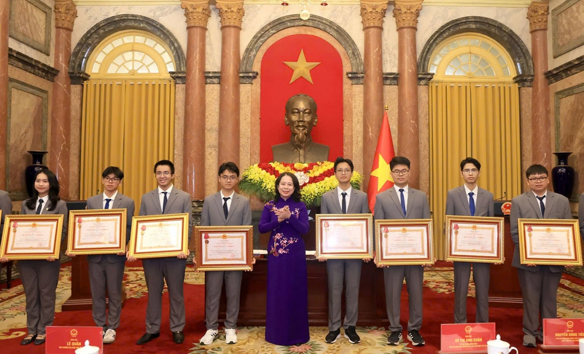 Phó Chủ tịch nước Võ Thị Ánh Xuân đã trao Huân chương Lao động hạng Nhì và hạng Ba cho các học sinh giành huy chương vàng và huy chương bạc