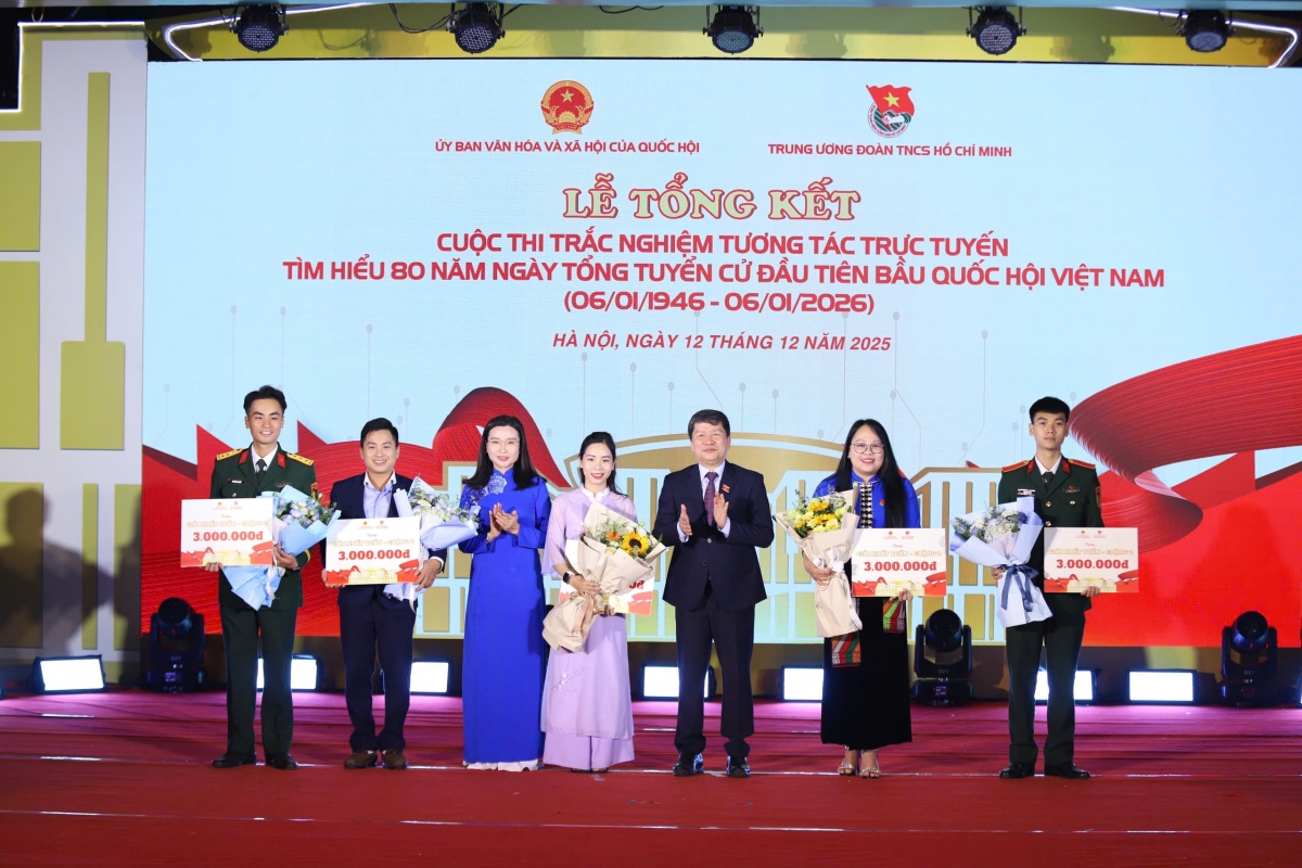 Chủ nhiệm Ủy ban Văn hóa và Xã hội Nguyễn Đắc Vinh trao Bằng khen tặng đại diện các đơn vị tích cực tham gia, đóng góp vào thành công của Cuộc thi.