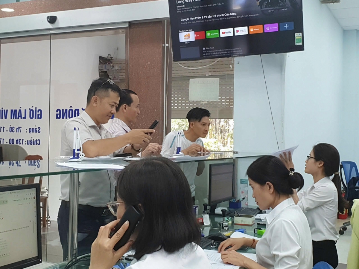 Người dân được tư vấn, hướng dẫn chi tiết khi đến đăng ký trực tuyến các biện pháp đảm bảo