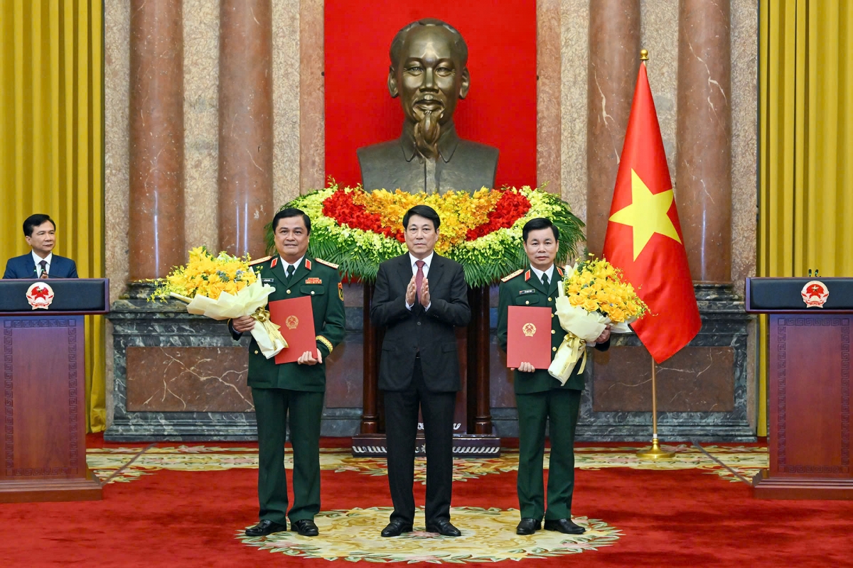 Chủ tịch nước Lương Cường trao Quyết định và tặng hoa chúc mừng