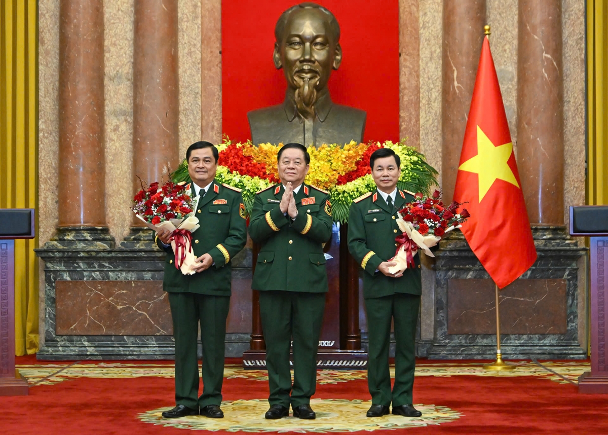 Lãnh đạo Bộ Quốc phòng tặng hoa chúc mừng