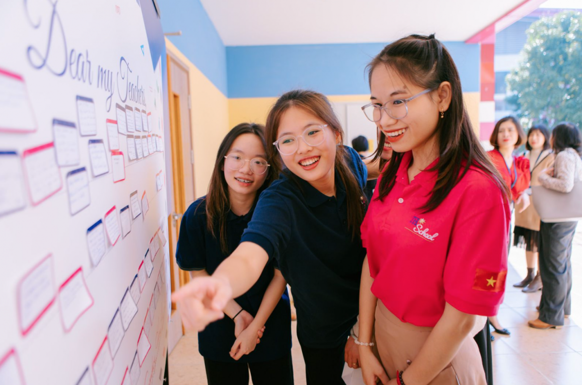 Các em học sinh TH School có nhiều cách để thể hiện lòng biết ơn với các thầy cô giáo