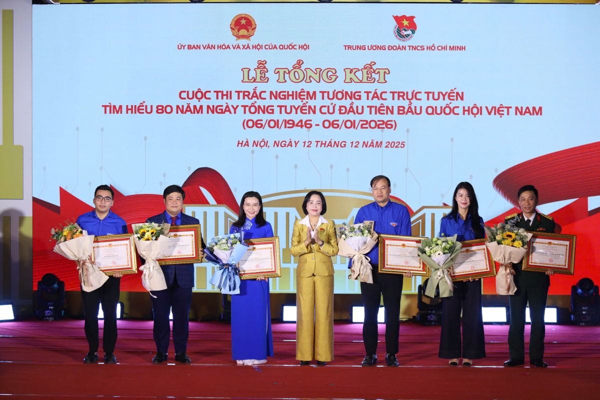 Phó Chủ tịch Quốc hội Nguyễn Thị Thanh trao Bằng khen tặng đại diện các đơn vị tích cực tham gia, đóng góp vào công tác tổ chức, góp phần vào thành công của Cuộc thi.