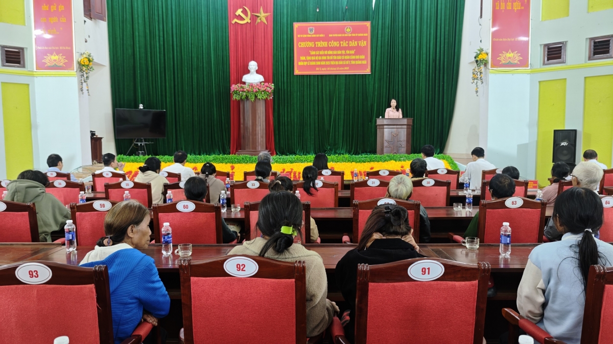 Quang cảnh chương trình “Cảnh sát biển với đồng bào dân tộc, tôn giáo” tại xã Bò Y, tỉnh Quảng Ngãi