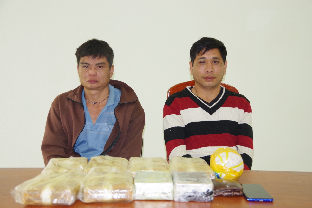 Các đối tượng cùng tang vật.