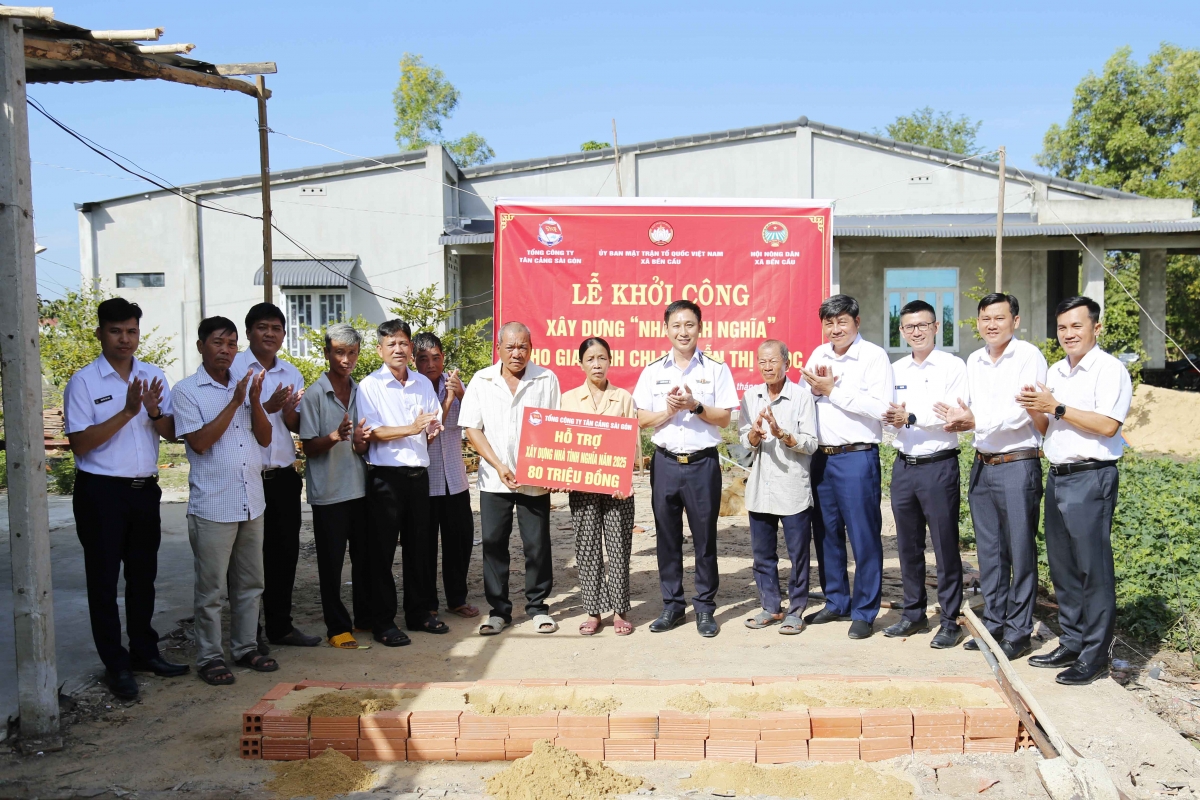 Đại diện Binh đoàn 20 trao kinh phí hỗ trợ xây dựng nhà cho gia đình bà Nguyễn Thị Ngọc