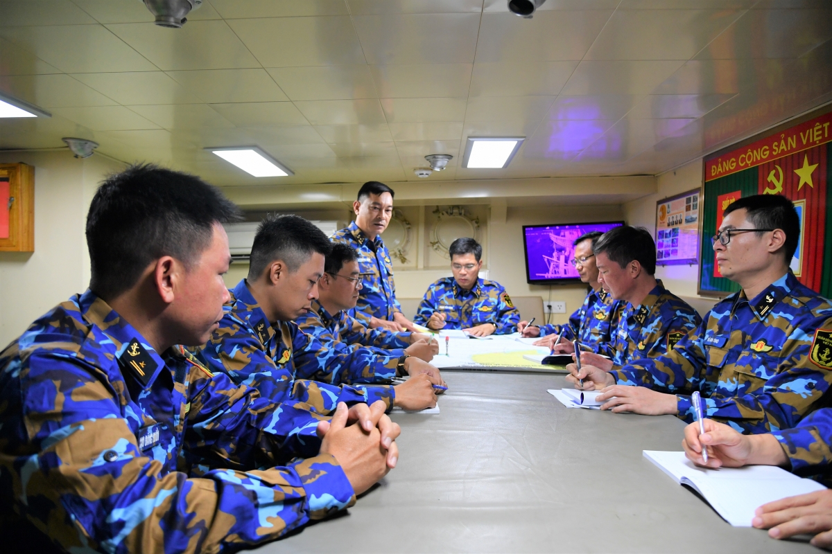 Đoàn công tác và tàu 09 giao ban triển khai nhiệm vụ