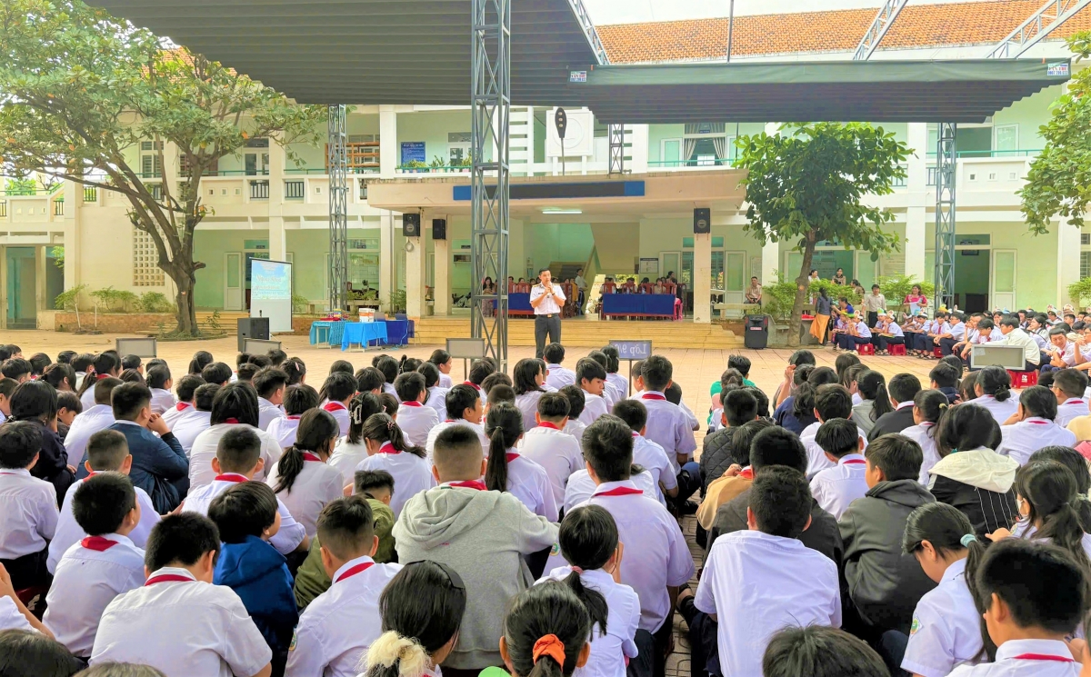 .Báo cáo viên Học viện tuyên truyền cho giáo viên, học sinh tại Trường THCS Lương Thế Vinh.