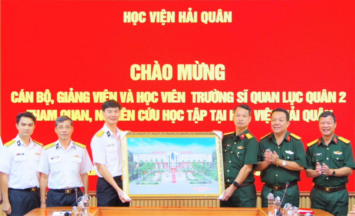 Đoàn Trường Sĩ quan Lục quân 2 tặng quà lưu niệm cho Học viện Hải quân