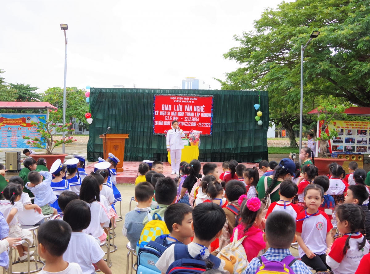 Giáo viên, học sinh được thông tin về truyền thống Quân đội