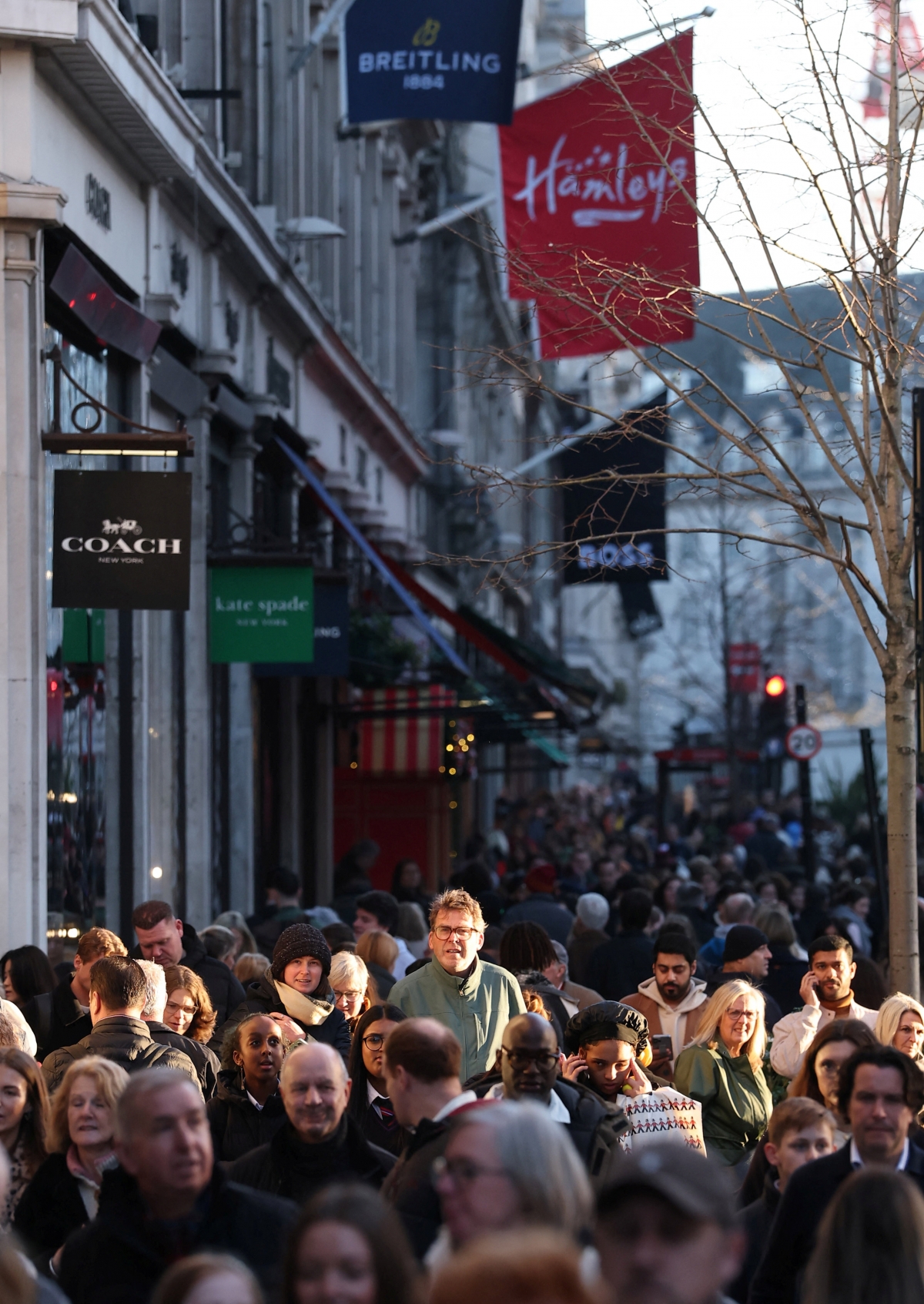 Phố mua sắm tại Anh (Reuters)