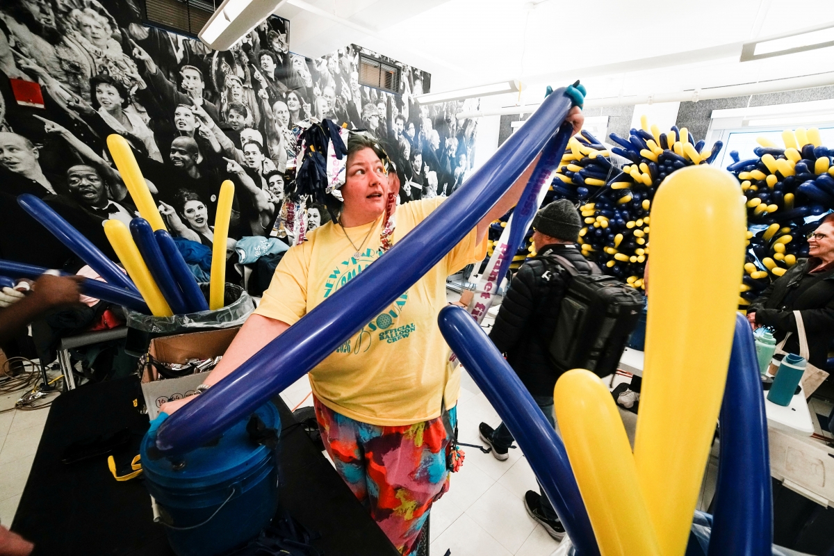 Công tác chuẩn bị cho đêm giao thừa tại Quảng trường Thời đại ở New York- Nguồn Reuters