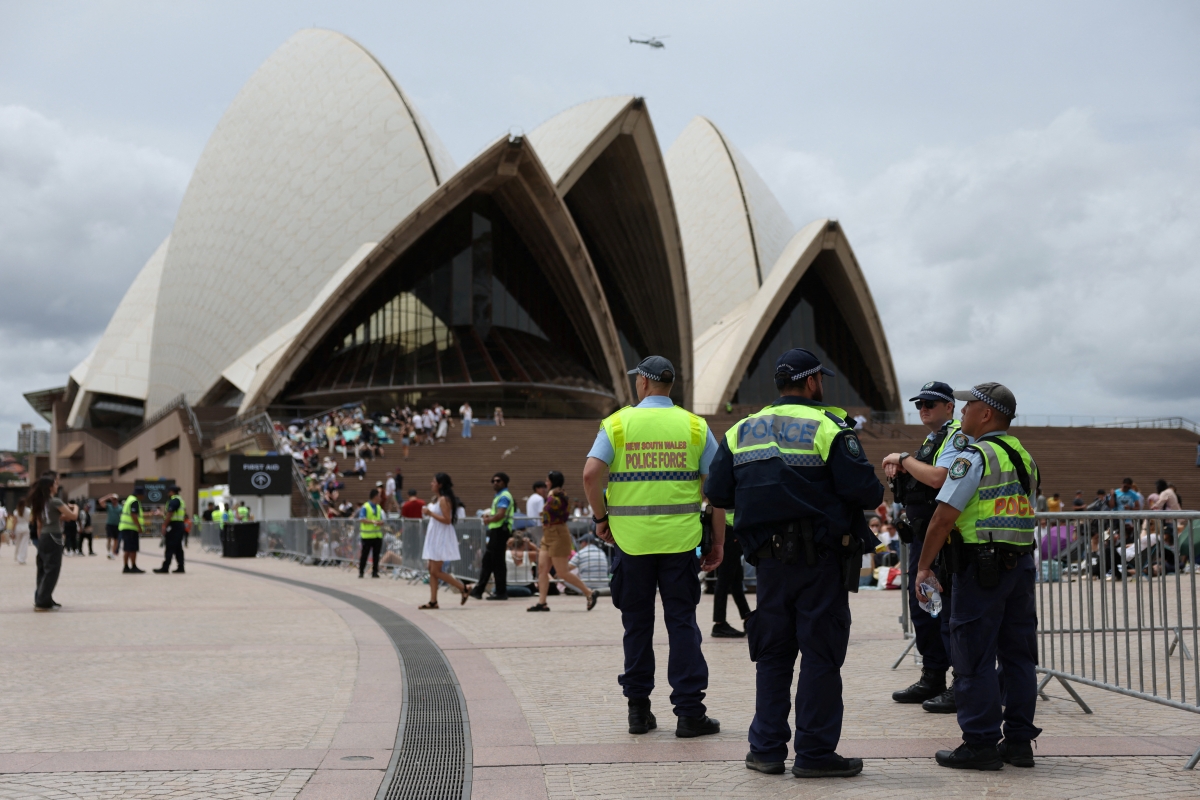 Cảnh sát tuần tra khu vực phía trước Nhà hát Opera Sydney trước màn bắn pháo hoa đêm giao thừa tại Sydney, Australia- Nguồn: Reuters