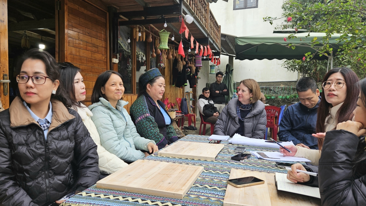 Đại diện Đại sứ quán Australia tại Việt Nam, Dự án GREAT trao đổi cùng chị Sùng Thị Lan về các hoạt động của Hợp tác xã Mường Hoa